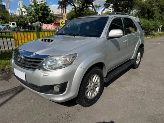 Toyota Hilux SW4 SRV D4-d 4X4 3.0 TDI Dies. AUT 2015
