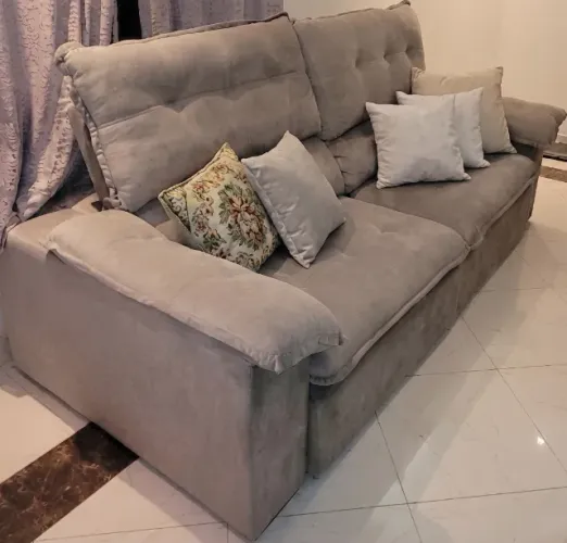 Sofá Retrátil Grande Cinza Fendi Suede - Confortável