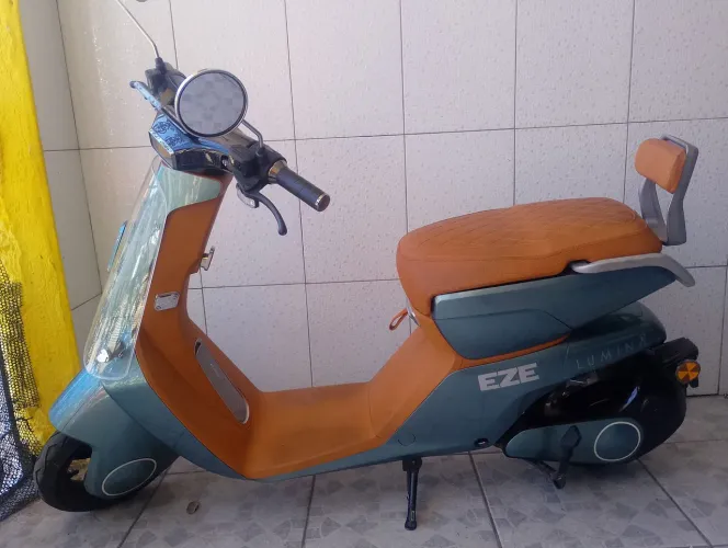Scooter elétrica lumina q não precisa de carteira nem de emplacamento