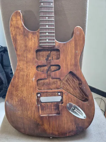 Guitarra para personalização com peças