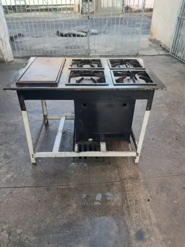 Vendo fogão industrial com 4 bocas