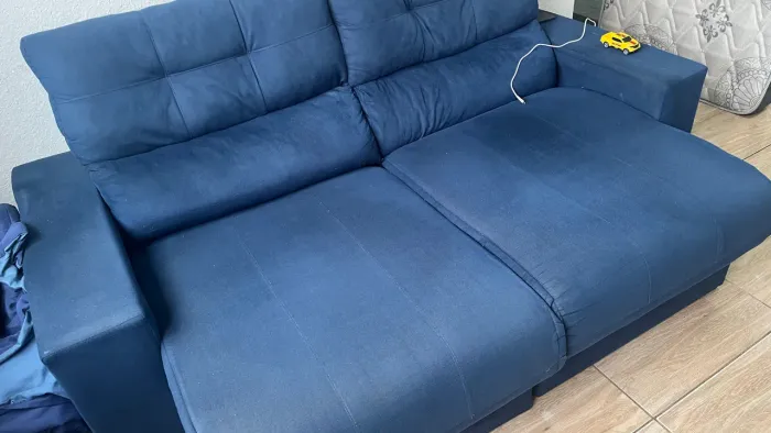 Sofá retrátil transforma em cama