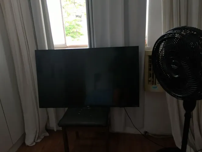 Vendo tv 43polegas Roku  sem os pés  1 ano de uso 