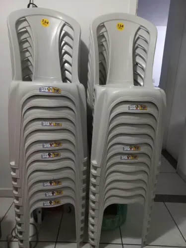 Vendo jogos de mesas seminovo 6 jogos  retirar manilha R$ 800,00