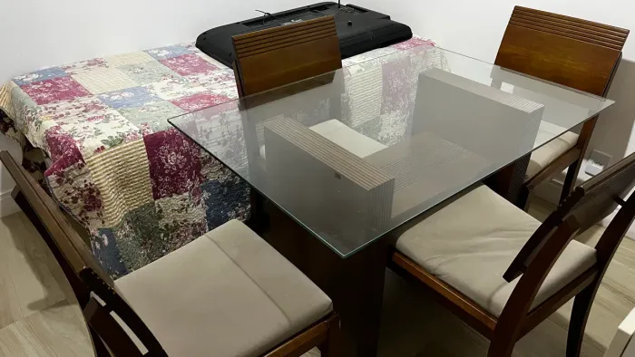 Mesa de Jantar Moderna com Tampo de Vidro + 4 Cadeiras Estofadas - Excelente Estado