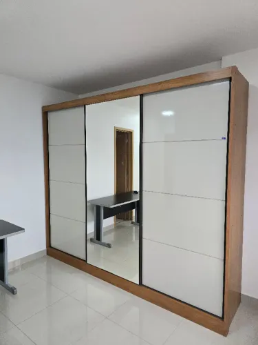 Guarda Roupa com espelho - 2,70m x 2,30m