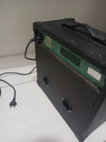 Amplificador contrabaixo