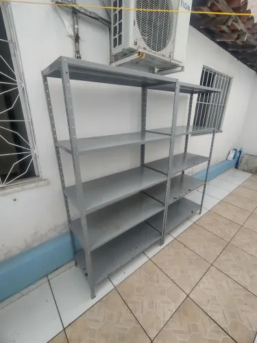 Estantes de ferro 