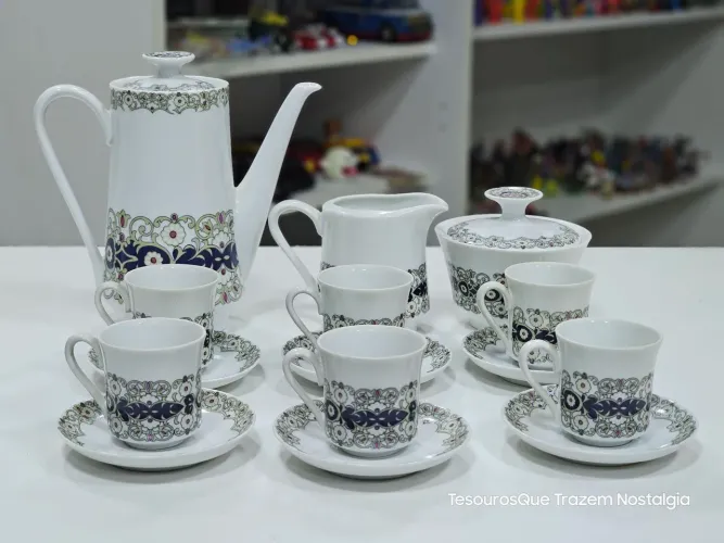 Antigo jogo de Chá ou Café Porcelana Real 9 peças