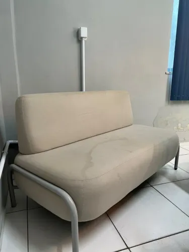 Sofá de 2 lugares bege com estrutura metálica