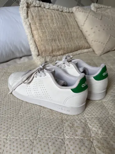 Tênis adidas infantil semi novo tamanho 31