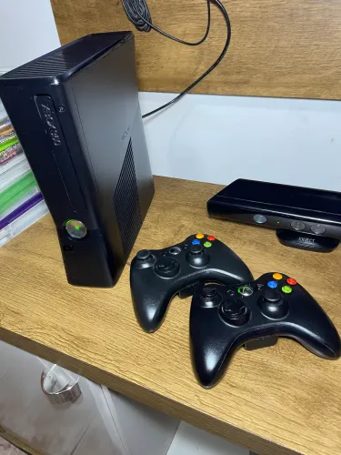 Xbox 360 slim com kinect e 2 controles