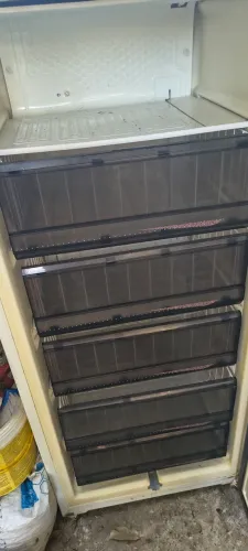 Freezer funcionando falta só o demostado nada quebrado