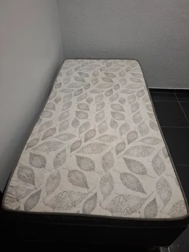 Vendo cama de solteiro semi nova