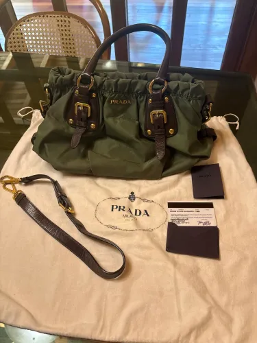 Bolsa Prada original com dust e certificado de autenticidade. Está em excelente estado!!