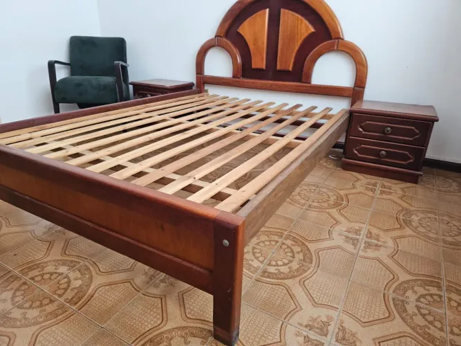 Cama e criados-mudos em madeira maciça imbuia