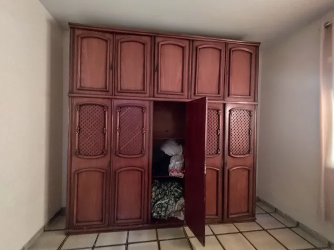 VENDO GUARDA ROUPA DE MADEIRA 