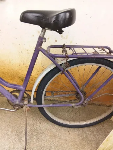Bicicleta usada com pneu novo