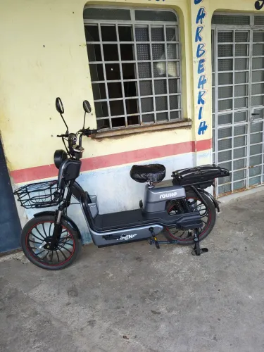 Moto elétrica grande com caixas de som Imbituba