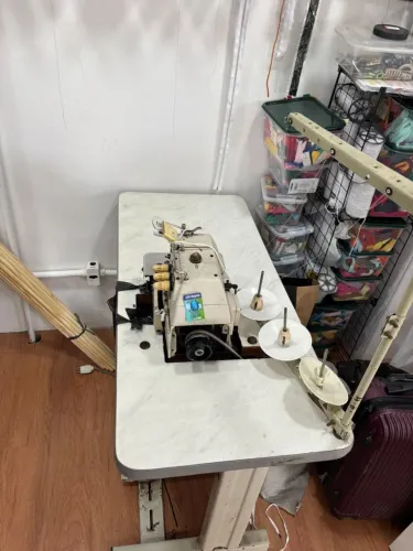 Máquina de costura reta e industrial