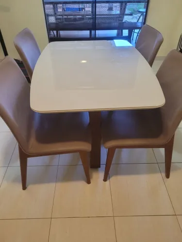 Mesa com 4 cadeiras