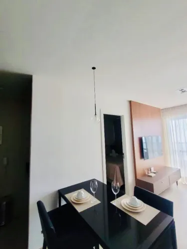 MESA DE JANTAR PRETA COM DUAS POLTRONAS ESTOFADAS 
