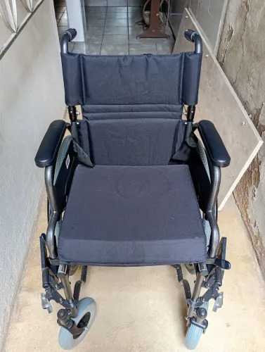 Vendo cadeira de roda nova somente 21 dias de uso é muito confortável