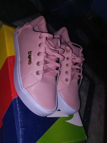 Vende se tênis 50,00 motivo da venda: comprei na Internet e veio pequeno