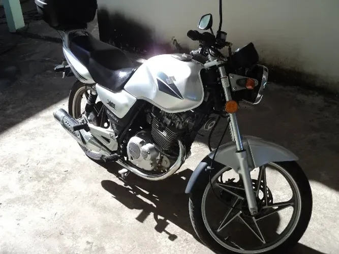 Moto Suzuki YES 125 muito conservada.