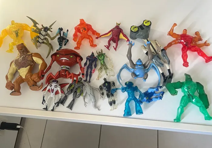 Lote 21 bonecos Ben 10 ( 11 oficiais e raros) em perfeito estado