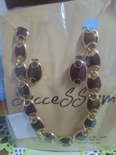Conjunto de Bijouterias Colar e Brincos de Pressão Em Metal Dourado Folheado