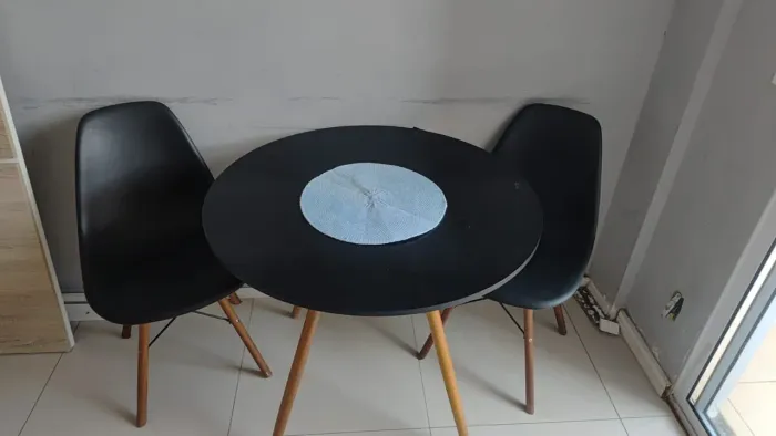 Mesa com duas cadeiras
