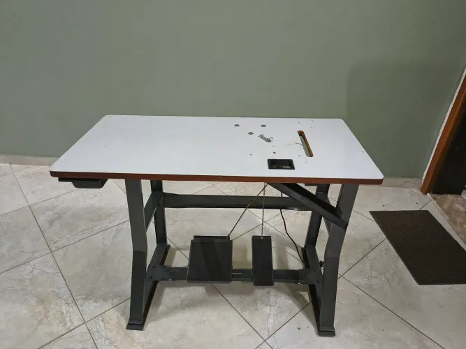 Mesa para overloque com motor