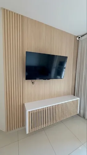 Lindo Painel Ripado para TV + Rack Suspenso (2m largura) - Já Instalado!