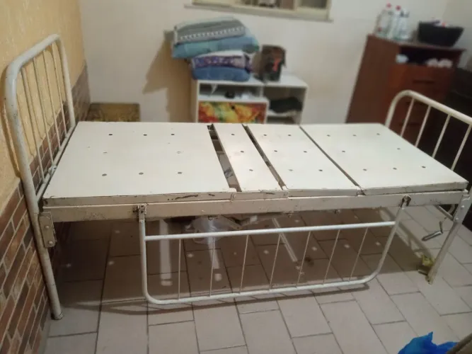 Vendo uma cama hospitalar de ferro usada