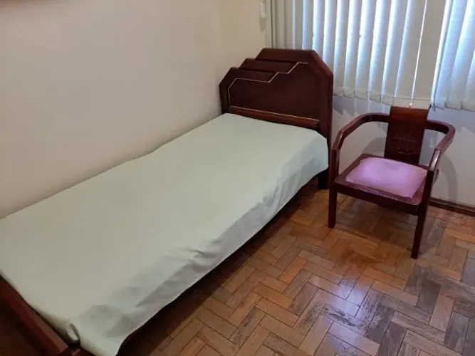 Cama de Solteiro com Cabeceira em Madeira Macica, CADEIRA VENDE A PARTE 80,00
