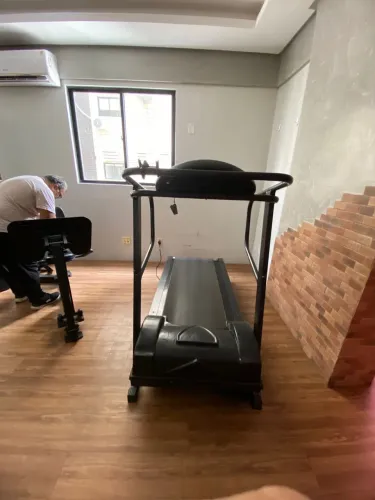 Esteira ergométrica profissional com motor WEG. 
