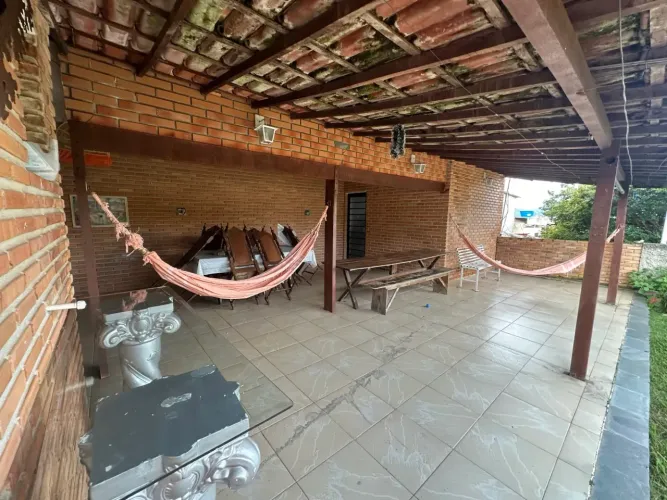 Casa com barracão em lote de 810m2