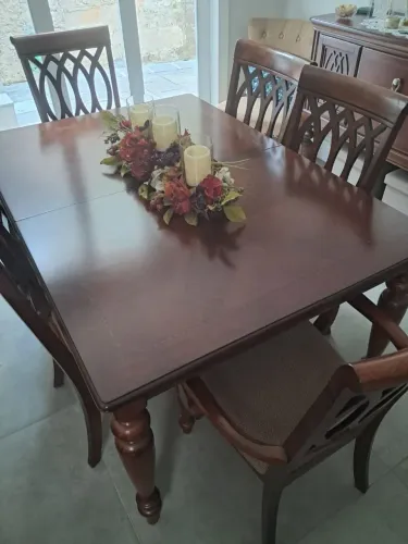 Conjunto Mesa em madeira 6 lugares em Madeira 1,53x1,07 com extensão para 8 e 10 lugares.