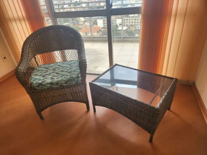 Poltrona com mesa retangular em vime