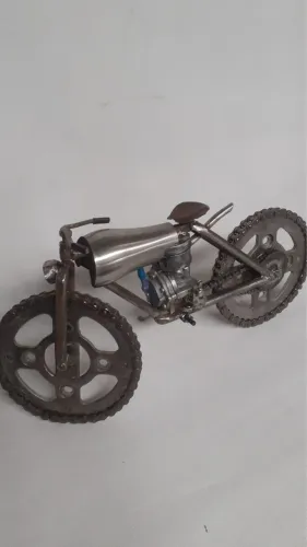 Moto feita com peças de moto