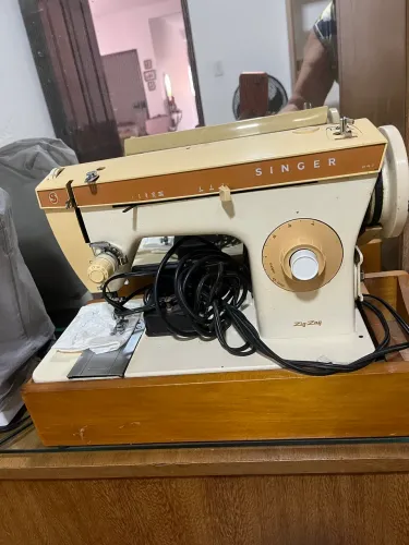 Máquina de Costura Singer