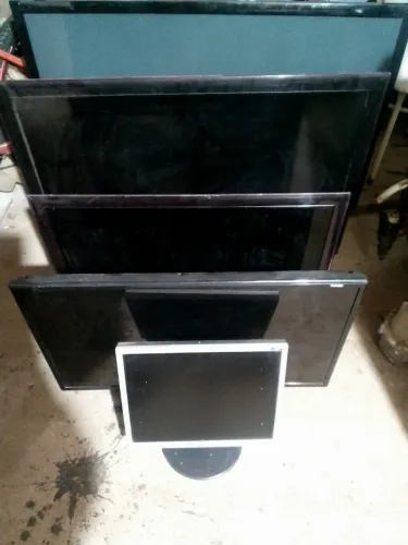 Lote de TVS e monitor para retirada de peças ou reparo.