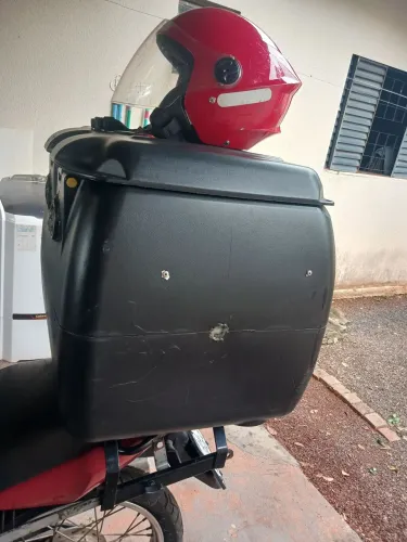 Vende baú com suporte e leva grátis um capacete bone