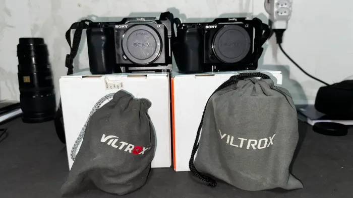 *VENDO* KIT 2 SONY ZVE-10 + 2 LENTES VILTROX(13mm & 56mm) + BATERIAS.