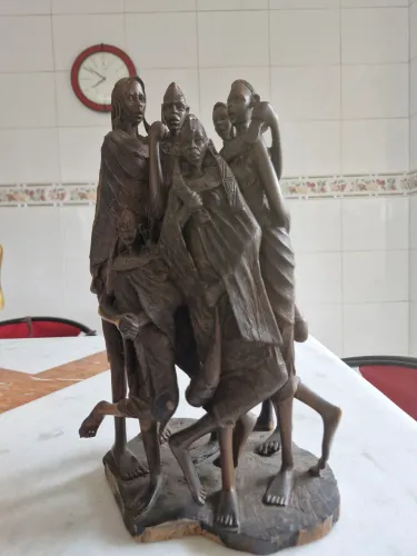 Escultura africana 36cm, madeira nobre, entalhe artesanal, grupo de fuguras. Peça única.