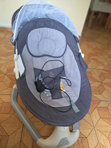 Vende-se cadeirinha elétrica para bebê, música própria e Bluetooth, balanço, pilha tomada