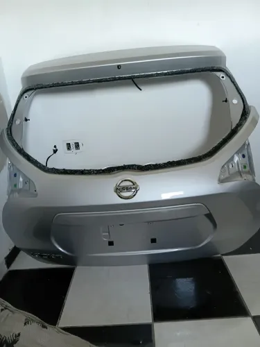 Tampa do porta malas Nissan kicks 2020