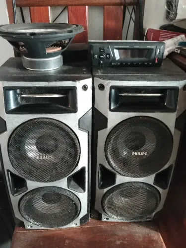 Estou vendendo duas caixas de som e um alto falante e um rádio de som MP3 e USB/BT  