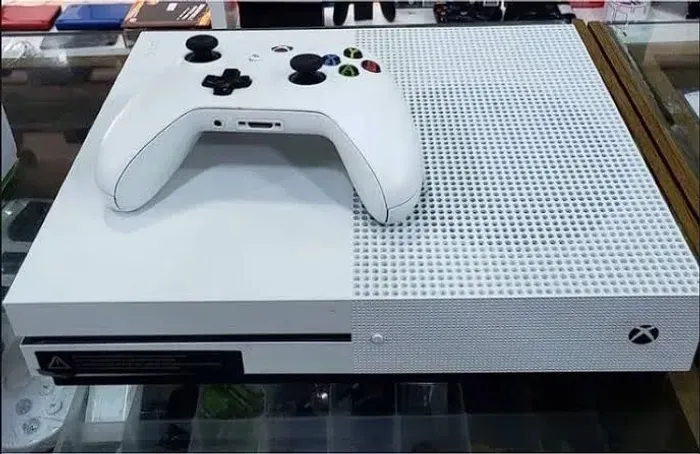 Xbox One S na caixa com jogo a escolha, controle,brinde e garantia em até 18x!Troca
